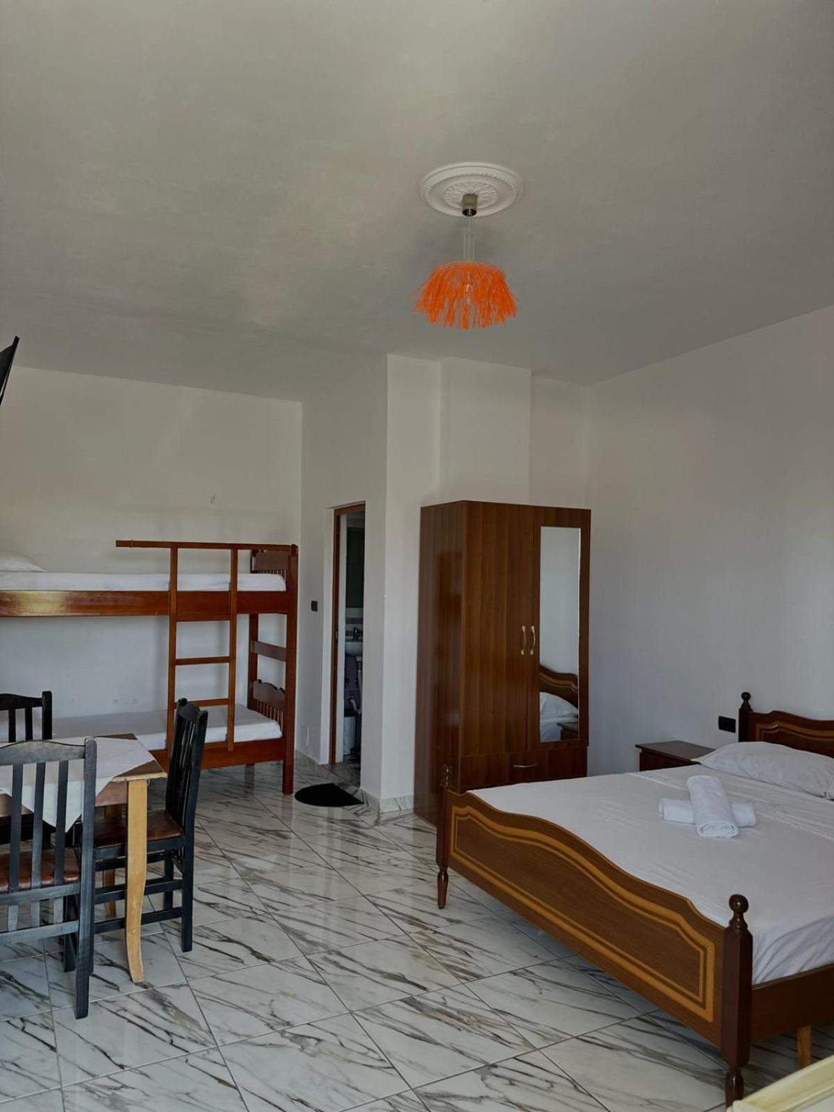 Hotel Restorant And Vellezerit Ndoj