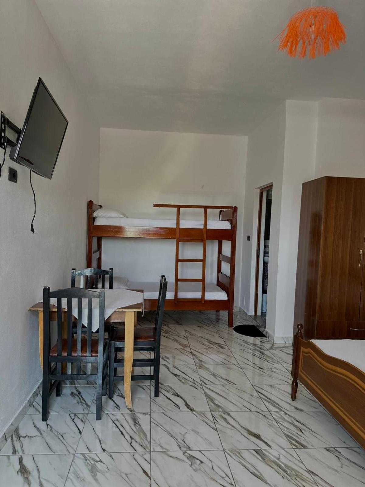 Hotel Restorant And Vellezerit Ndoj 4*